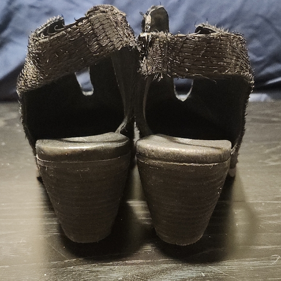 Antelope Textured Black Ankle Booties - Picture 5 of 7